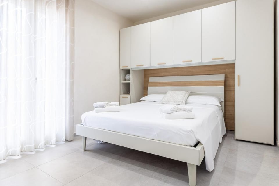 Bedroom, towels, wardrobe