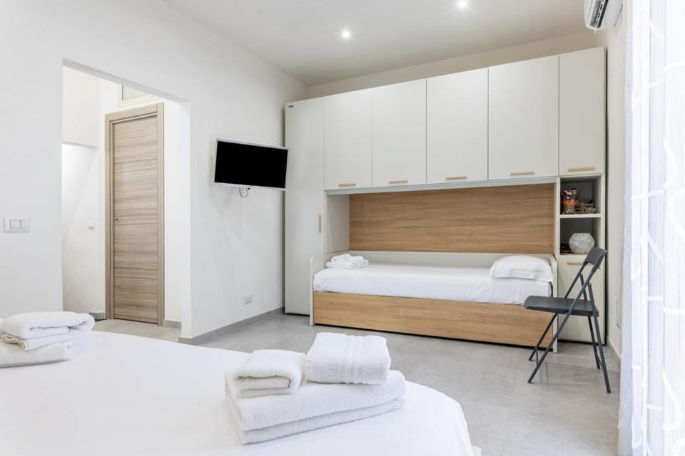 Bed, TV and multimedia, Photo of the whole room, Bedroom, towels, wardrobe, air conditioner