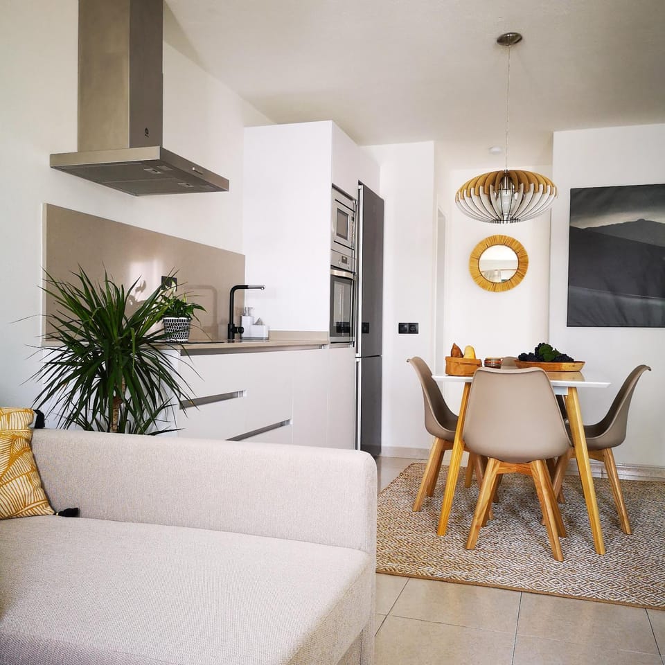 Kitchen or kitchenette, Living room, Seating area, Dining area, minibar, pet friendly, stove