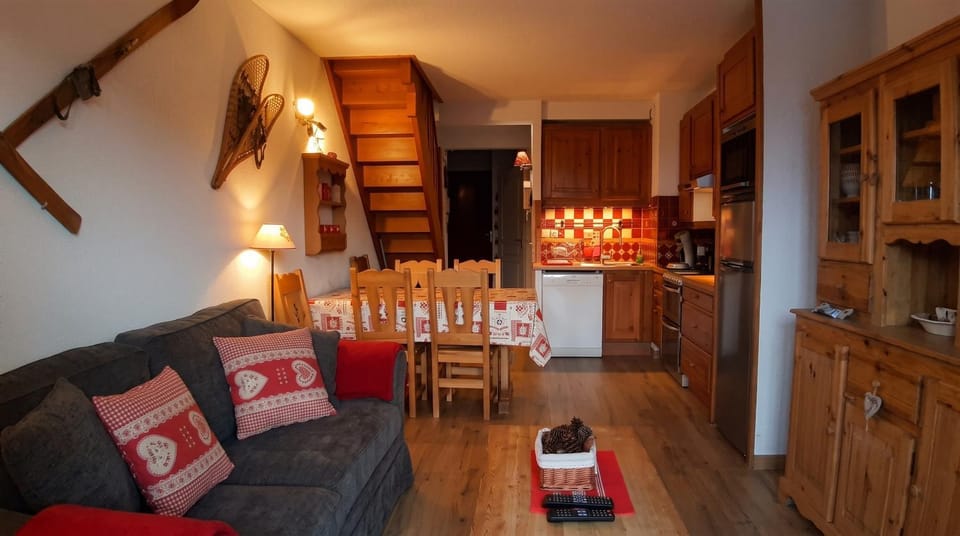 Kitchen or kitchenette, Living room, Seating area, Dining area