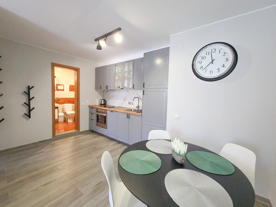 Kitchen or kitchenette, Dining area