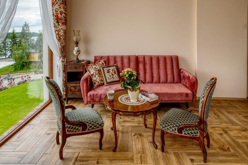 Photo of the whole room, Decorative detail, Seating area