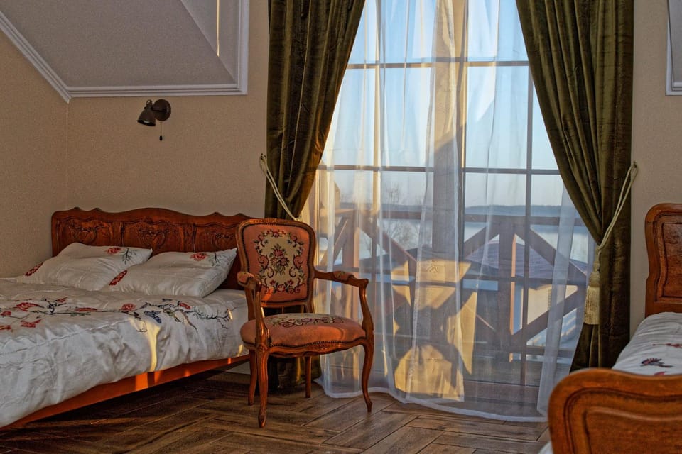 Photo of the whole room, Lake view
