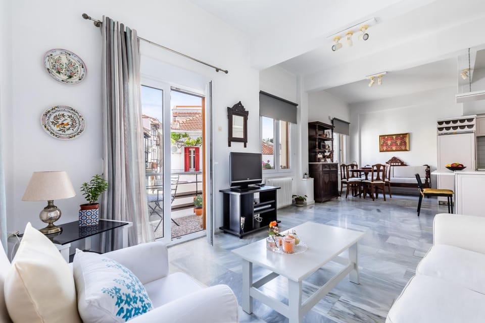 TV and multimedia, Living room, Seating area, Dining area