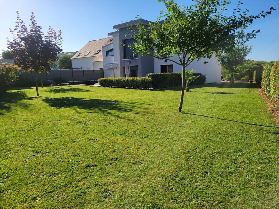 Chambres d'hôtes dans maison contemporaine Bed and Breakfast in Dreux