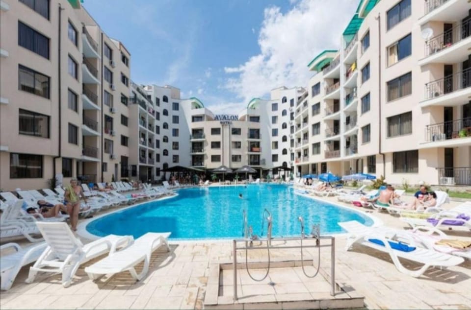 Property building, Patio, Day, Pool view, Swimming pool, Swimming pool, sunbed