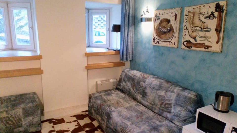 Bed, Living room, Photo of the whole room, Decorative detail, Seating area, Mountain view, internet, locker