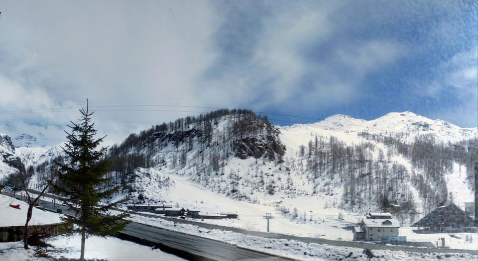 Natural landscape, Winter, Hiking, Mountain view, Quiet street view