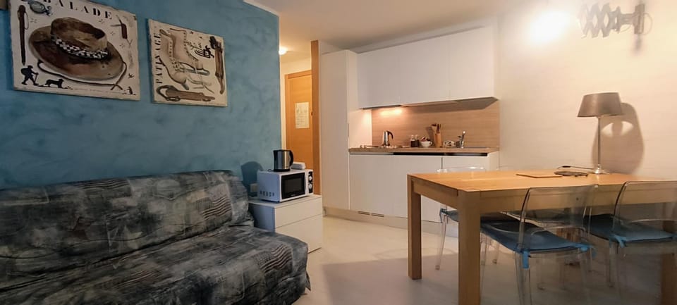 Kitchen or kitchenette, Living room, Decorative detail, Seating area, Dining area, On site, internet, minibar, kitchen