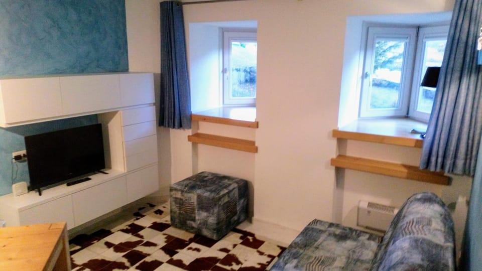 TV and multimedia, Living room, Photo of the whole room, Seating area, internet, locker