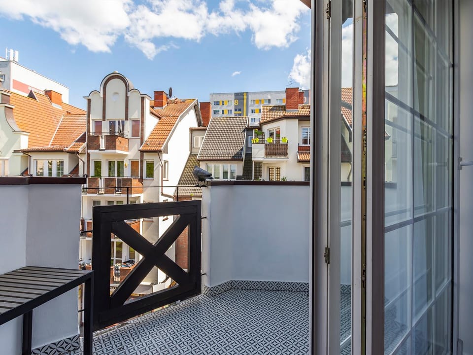Property building, Neighbourhood, Balcony/Terrace, City view