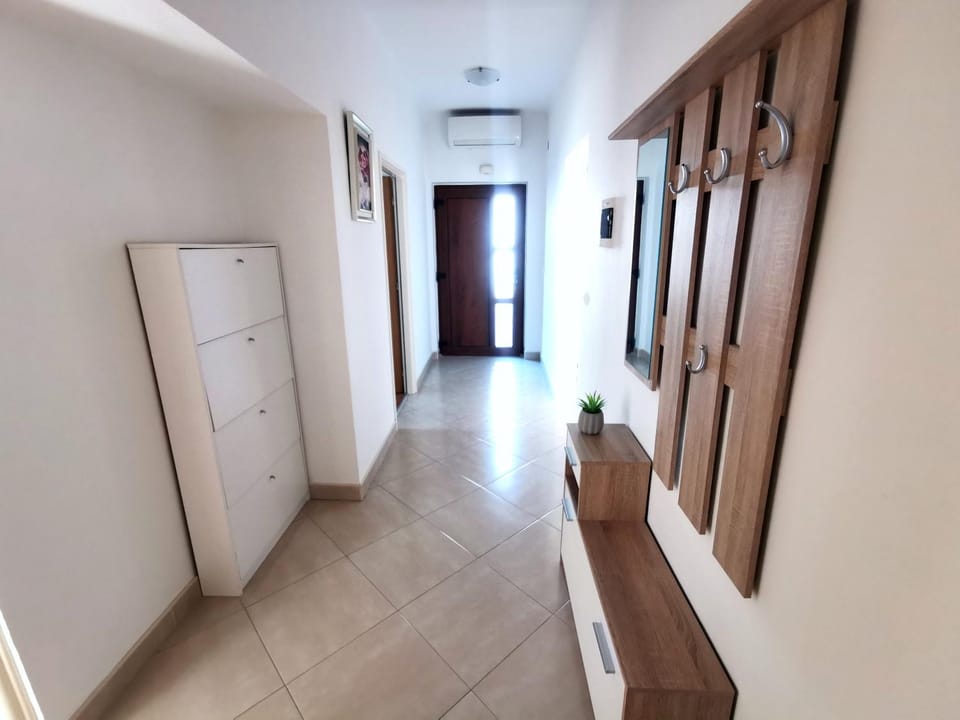 Lobby or reception, wardrobe, air conditioner