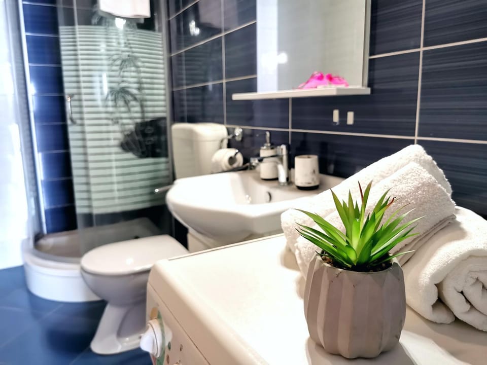 Toilet, Bathroom, towels