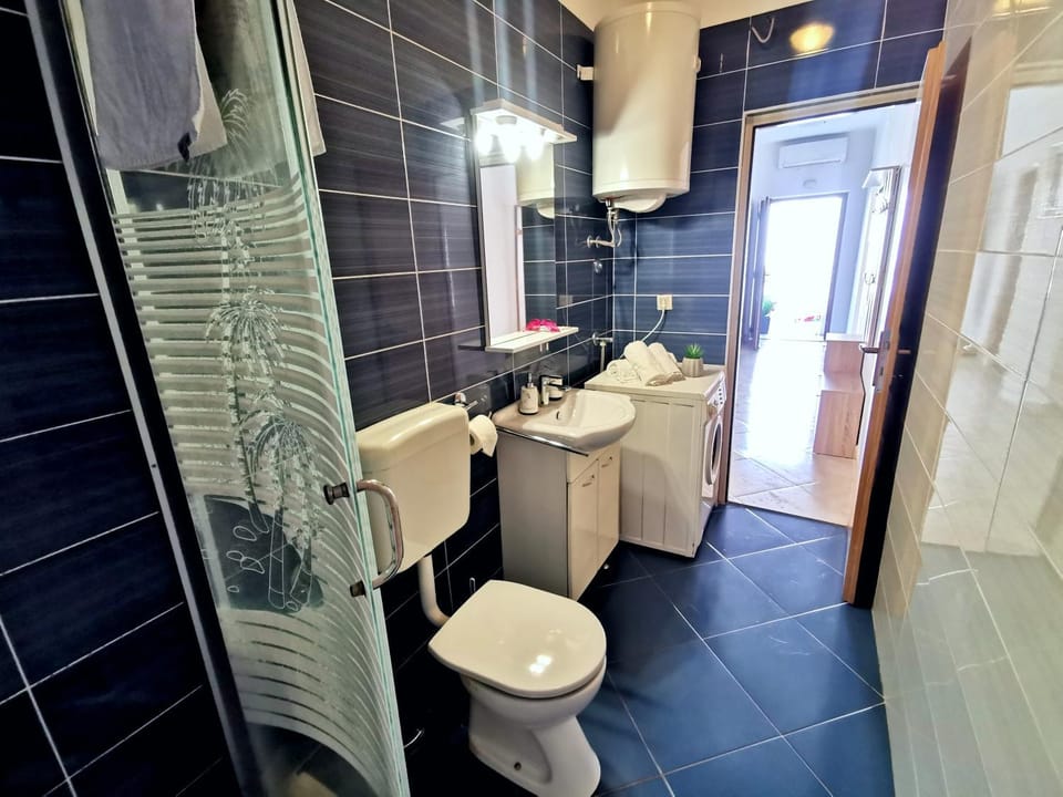 Shower, Toilet, Bathroom, towels