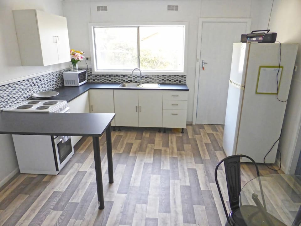 Viv's Place- Pet friendly- 1 min walk to Shaws Creek House in Culburra Beach