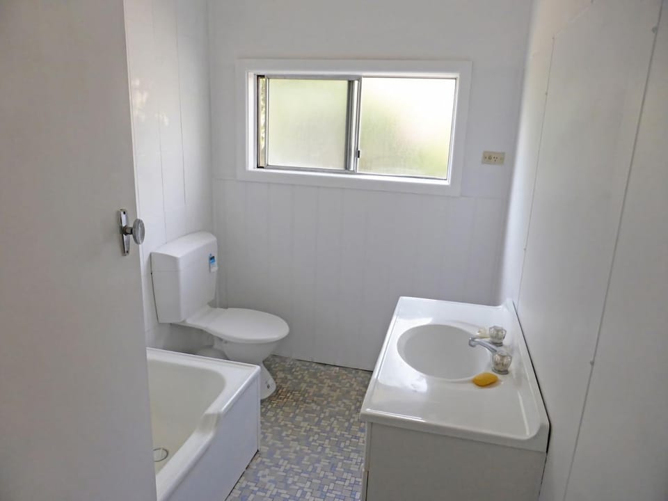 Viv's Place- Pet friendly- 1 min walk to Shaws Creek House in Culburra Beach