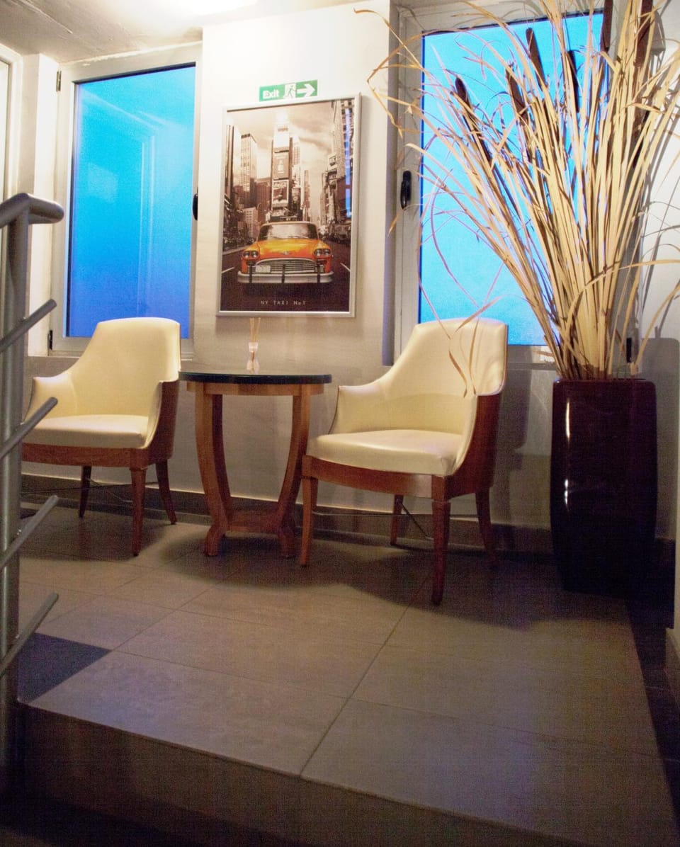 Communal lounge/ TV room, People, Garden, Decorative detail, Drinks