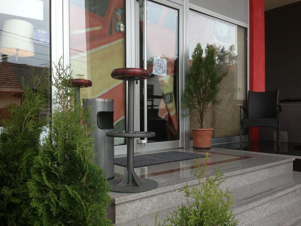 Patio, Facade/entrance, Decorative detail, Drinks