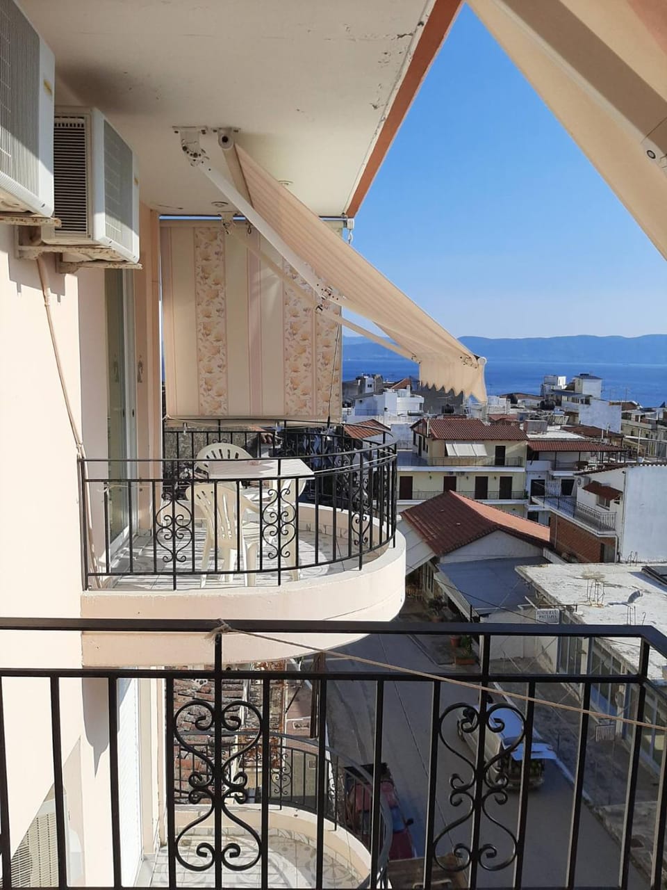 Sea view, Street view