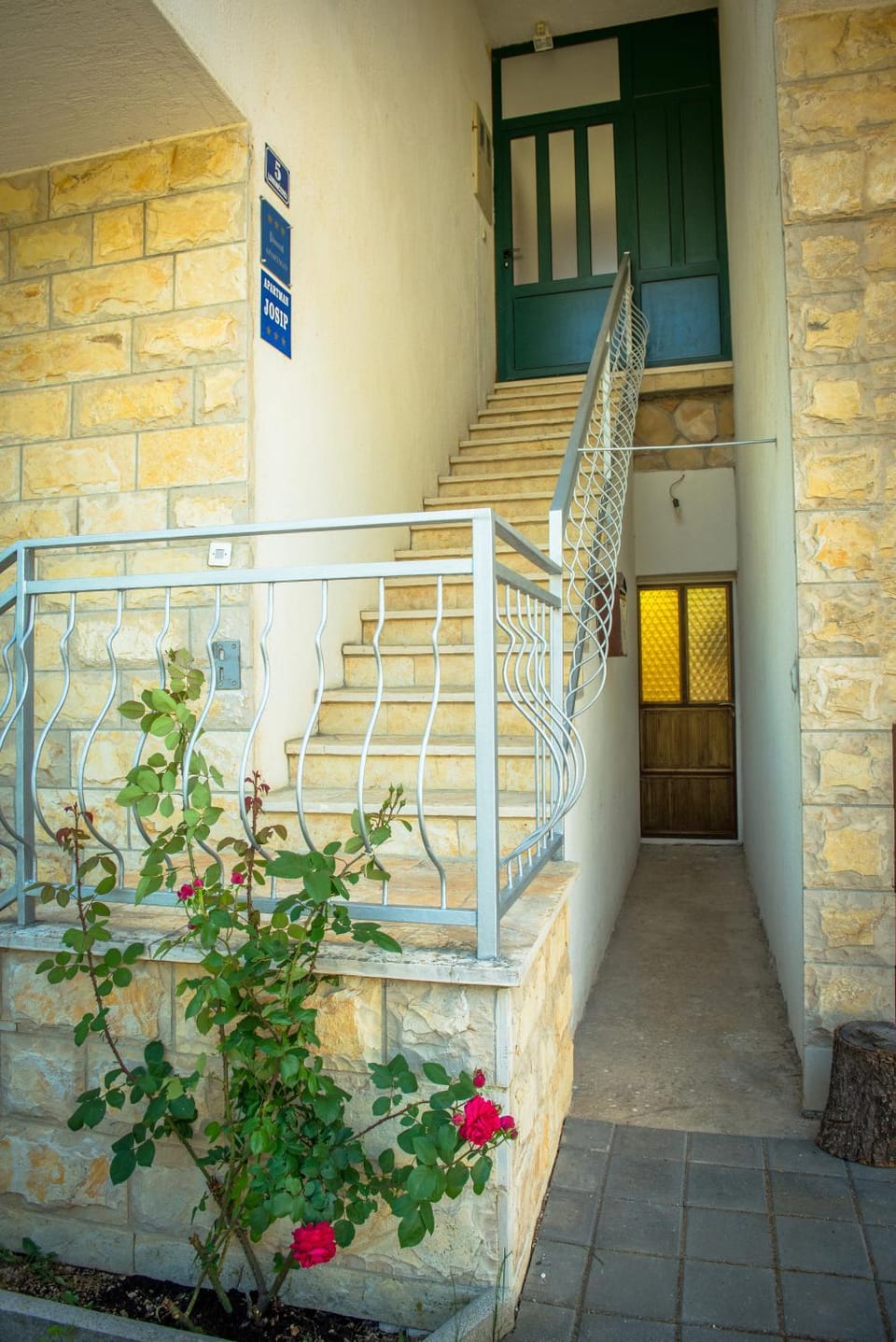 Facade/entrance