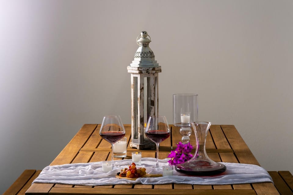 Nearby landmark, Dining area, Drinks, Alcoholic drinks