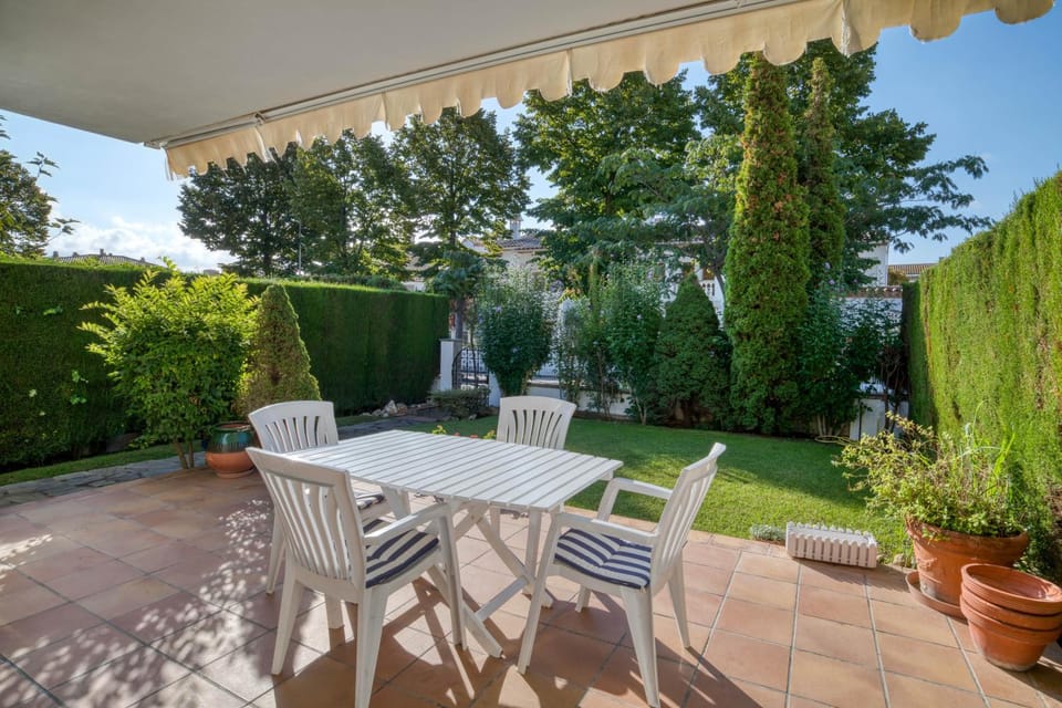 Patio, Day, Garden, Dining area, Garden view