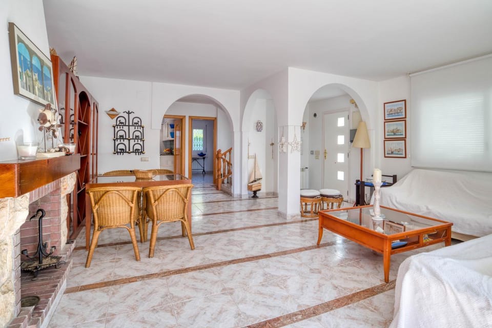 TV and multimedia, Living room, Seating area, Dining area