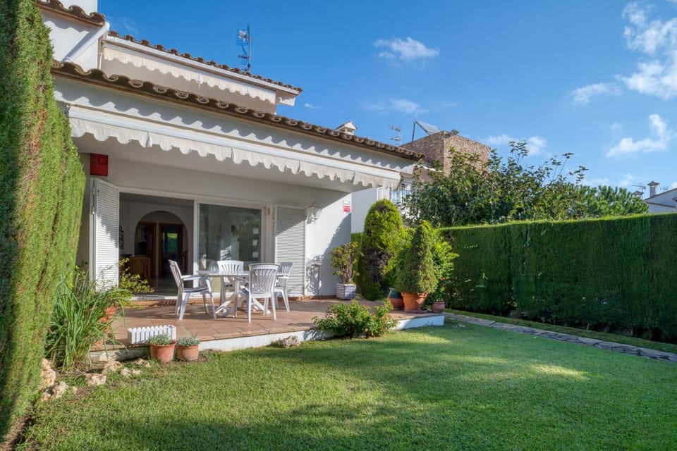 Property building, Patio, Day, Garden, Garden view