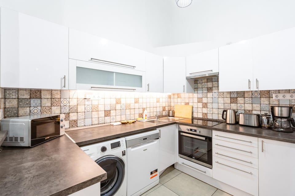 Coffee/tea facilities, Kitchen or kitchenette, dishwasher, oven, stove, toaster, washing machine, kitchen