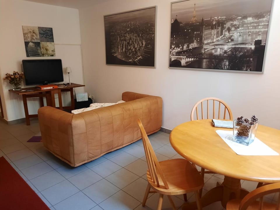 TV and multimedia, Living room, Dining area