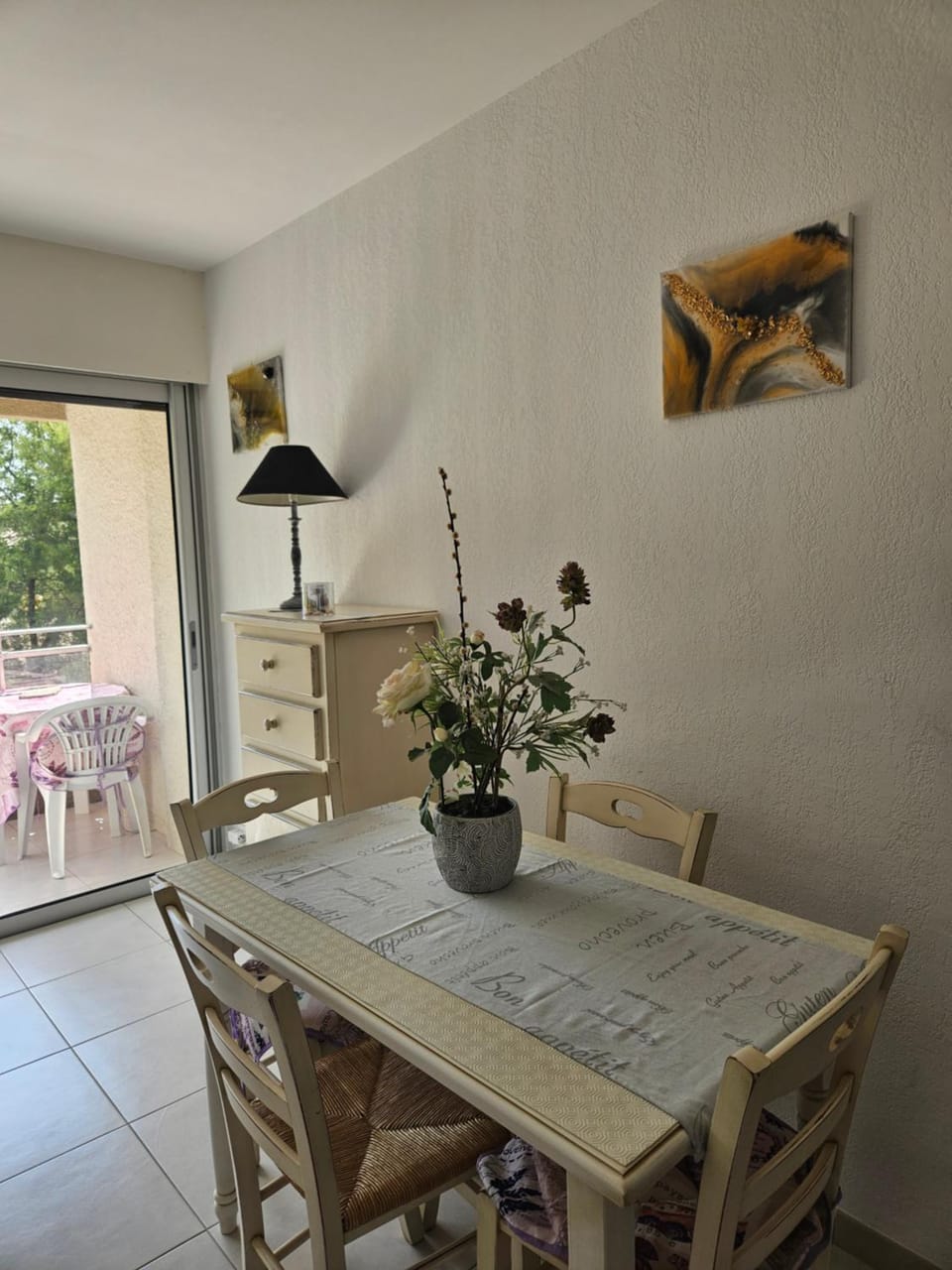 Seating area, Dining area