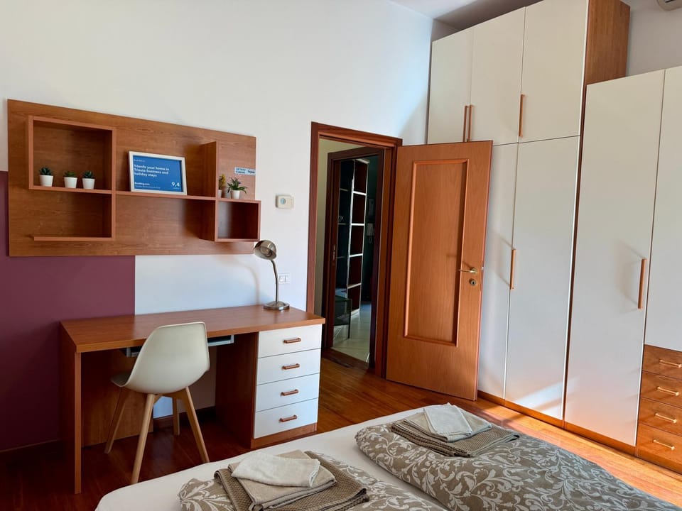 Photo of the whole room, Seating area, wardrobe