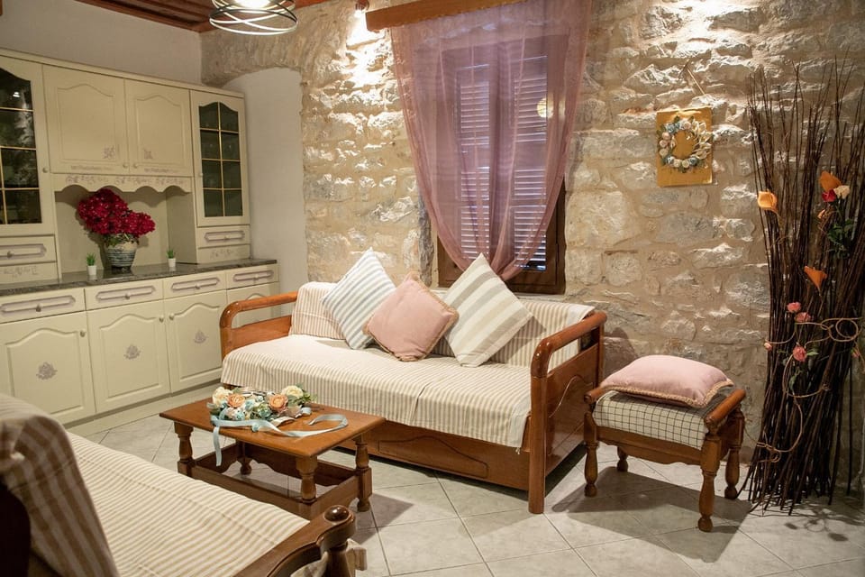 Communal lounge/ TV room, Kitchen or kitchenette, Living room, Seating area, heating