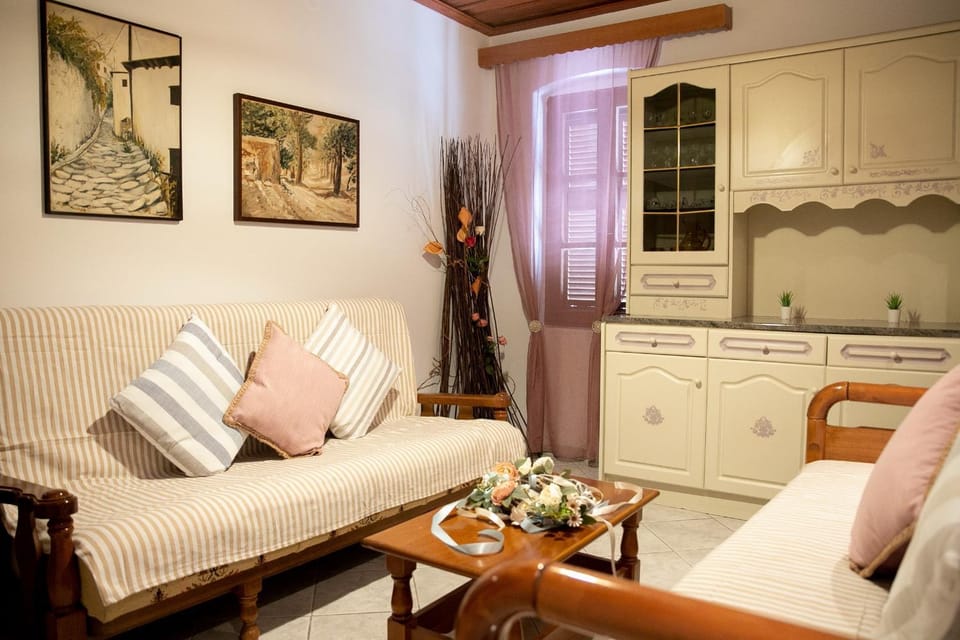 Communal lounge/ TV room, Kitchen or kitchenette, Living room, Seating area, pet friendly