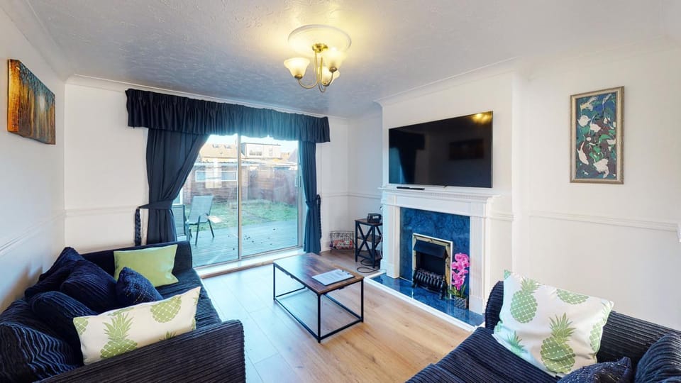 Communal lounge/ TV room, TV and multimedia, Living room, Seating area, Dining area
