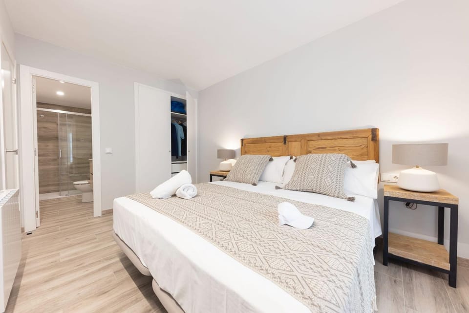 Bed, Bedroom, towels, wardrobe