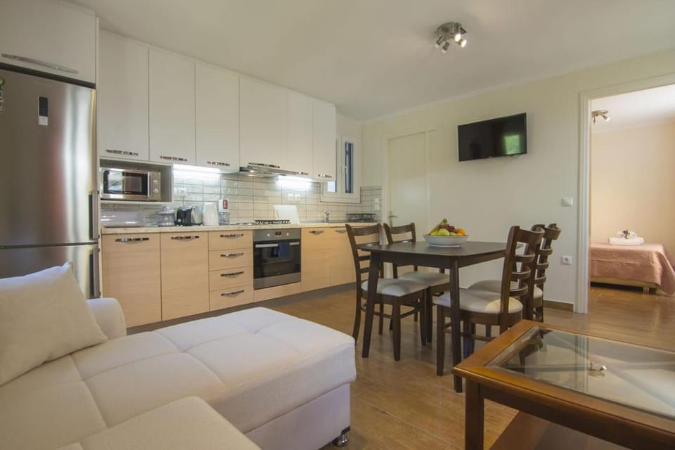 TV and multimedia, Kitchen or kitchenette, Living room, Seating area, Dining area, dishwasher, oven, stove, toaster
