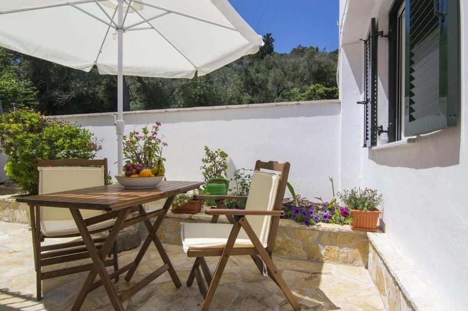 Property building, Patio, Day, Garden, Dining area, Garden view