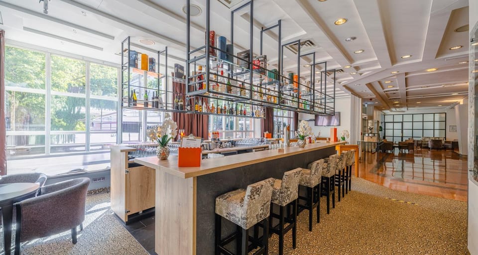 Lounge or bar, Lounge or bar