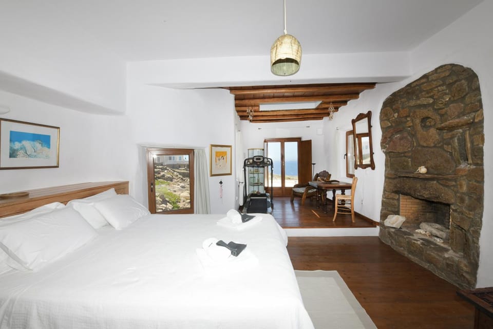Bed, Day, Photo of the whole room, Bedroom, fireplace
