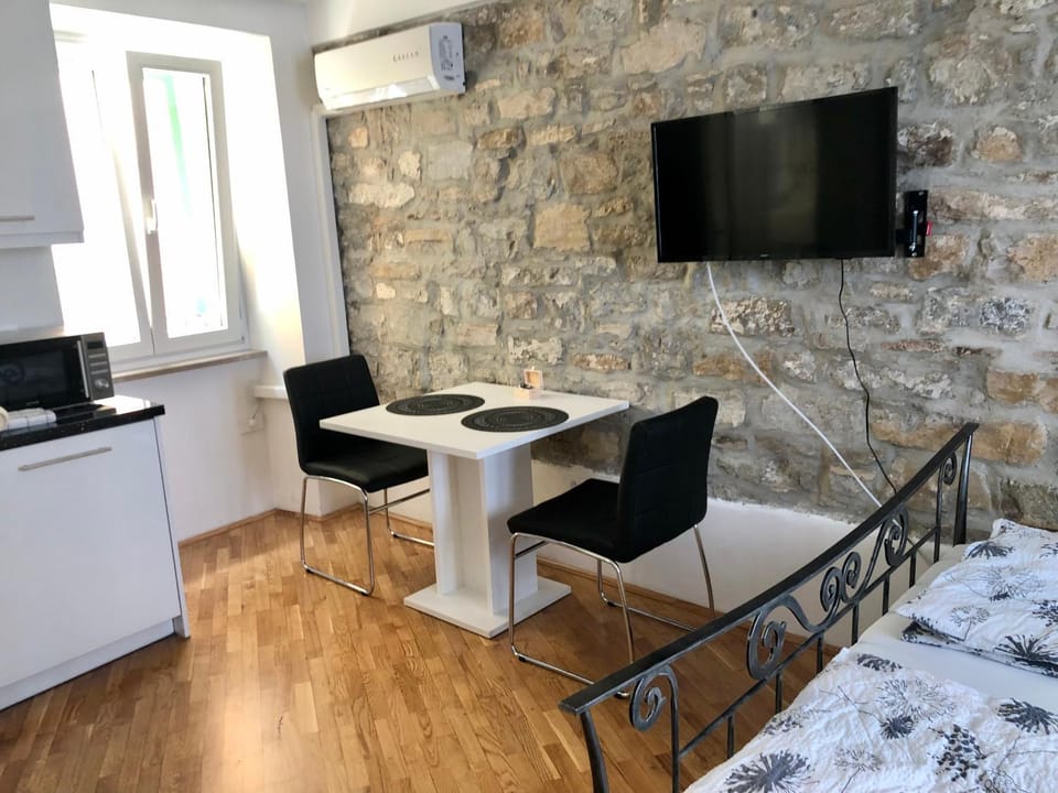 TV and multimedia, Dining area