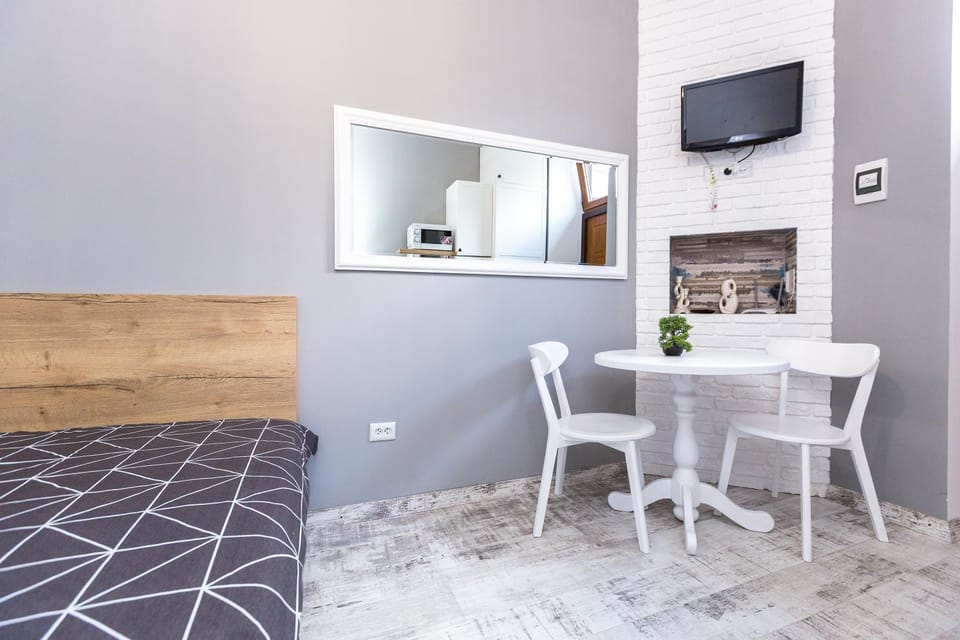 Bed, TV and multimedia, Kitchen or kitchenette, Photo of the whole room, Dining area, Bedroom