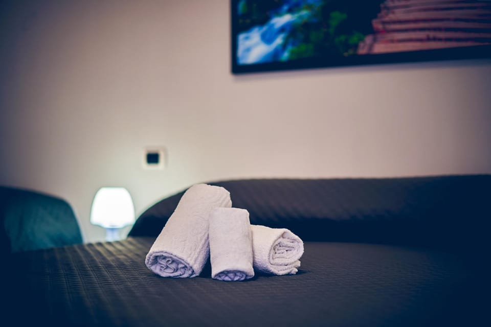 Bed, towels