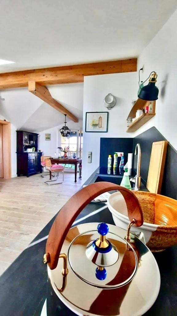 Kitchen or kitchenette, Seating area, Dining area
