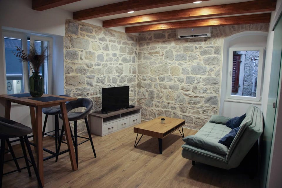 TV and multimedia, Living room, Photo of the whole room, Decorative detail, Seating area, Dining area