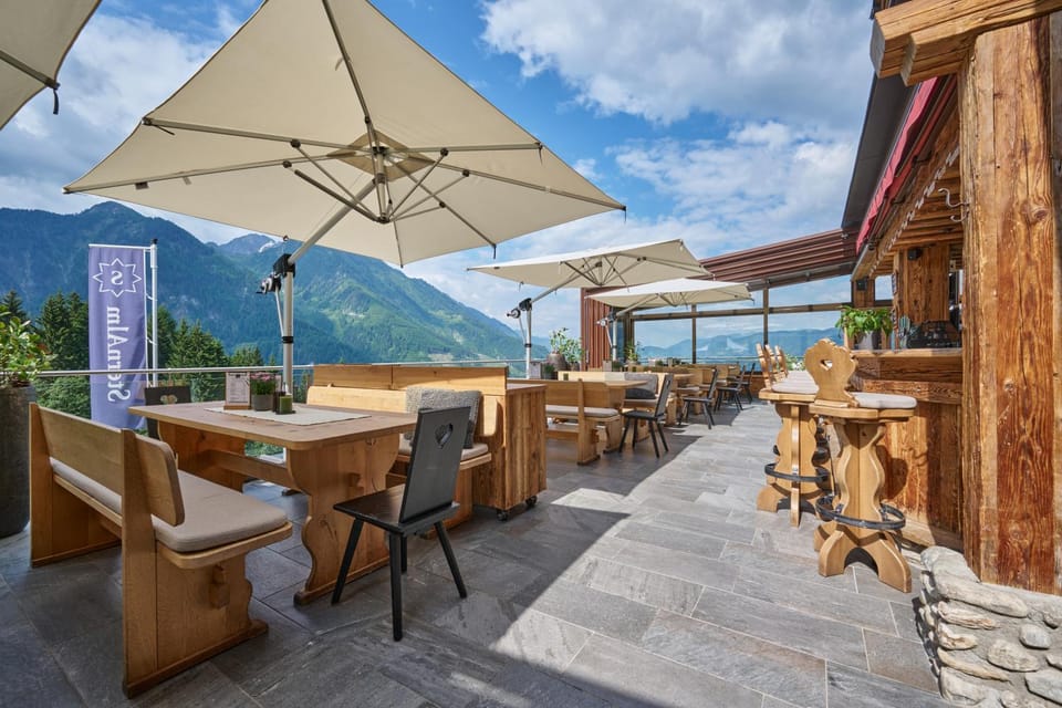 Restaurant/places to eat, Balcony/Terrace