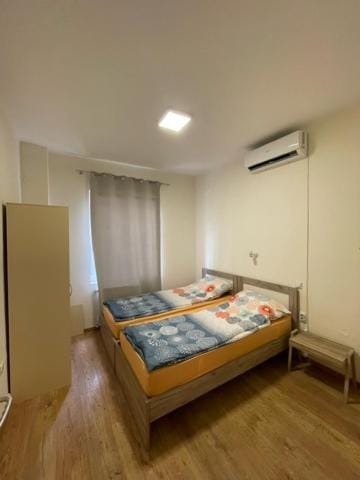 Bed, Photo of the whole room, Bedroom, air conditioner