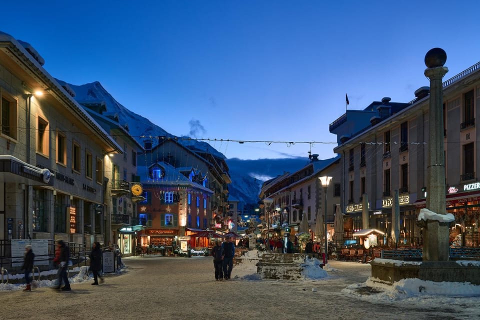 Nearby landmark, Night, Street view