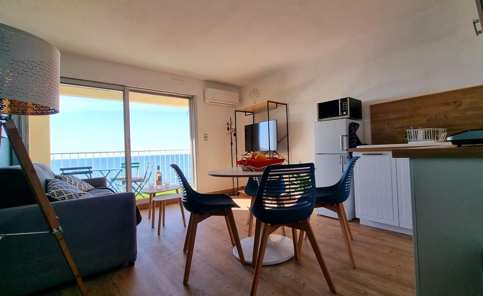 Natural landscape, TV and multimedia, Balcony/Terrace, Kitchen or kitchenette, Living room, Sea view, stove