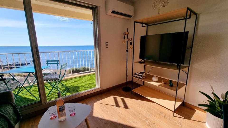 Natural landscape, TV and multimedia, View (from property/room), Balcony/Terrace, Living room, Seating area, Sea view, air conditioner